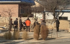 경로당 폐쇄에 따라 사회적 거리두기를 실천하는 유어면 회룡마을 마을총회 미담사례