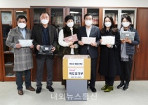 제주 아라동 새마을작은도서관 고령의 4‧3유족 위해 직접 만든 목도리 전달 눈길