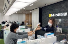 [충주소식] NH농협은행 충주시지부, 화훼농가 돕기 아이디어 눈길
