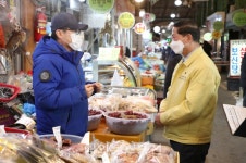[포토] 이재준 고양시장, 설 대목 민생탐방···일산시장 방문 전통시장 활력 불어넣을 것