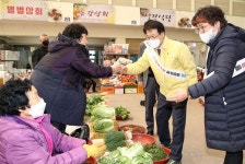 이승옥 강진군수, 강진읍 시장‧중앙로 상가 방문...현장 목소리 청취 및 격려