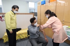 고창군, 코로나19 예방백신 첫 접종