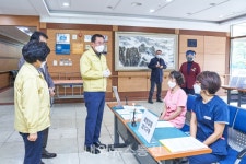 강석주 통영시장, 코로나19 예방접종 현장 방문 격려