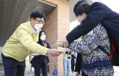 도성훈 교육감, 인천청선학교 학생 마스크 착용 지도 나서