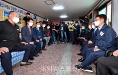 운송업체 관계자와 직원들 격려하는 이철우 경북도지사