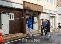 충주 ㈜가나오엠, 봄맞이 경로당 청소 봉사 구슬땀