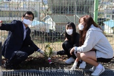 충주 앙성중, 인성교육실천을 위한 넝쿨장미 식목행사