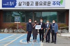 충주시 주덕읍, 어버이날 맞이취약 노인 위한 청려장 지팡이 전달