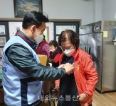 [포토] 채홍국 前충주시시설관리공단 이사장, 어버이날 무궁화꽃 달아드리기 동참