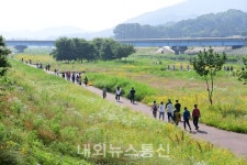 [포토] 2021 횡성읍 하나되기 전천둑방길 힐링걷기대회 열려