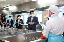 [동정] 백군기 용인시장, 포곡중학교 급식현장 방문