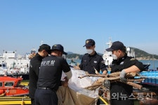 [포토] 목포해경, 태풍 내습기 대비 전용부두 항내 해양쓰레기 수거에 진땀