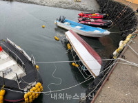 제주해경, 한림 금능포구서 전복된 모터보트 인양