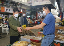 의성군의회 추석맞이 전통시장 장보기... 지역사랑 실천 