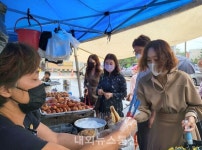 음성교육지원청, 추석맞이 전통시장 장보기 행사...상인들에게 힘 보태