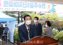 [포토] 조길형 충주시장, 연수주공5단지 경로당 개소 축하
