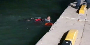 인천해경 영흥파출소 직원, 해상 추락 어선 작업자 구조