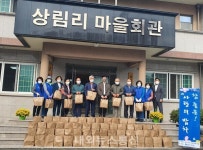 경산 사랑의 밥차 어르신들에게 식료품 꾸러미 전달