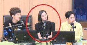 이게 누구야! 이솜, 짧은 헤어스타일에 반팔상의 차림으로 깜짝 등장!...뽀얀 피부와 아리따운 용모에 술렁
