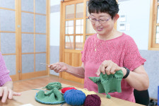 뜨개질로 한땀한땀 사람을 엮고 삶을 잇다