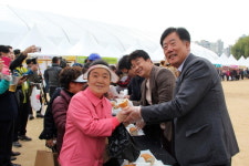 11월 민족 축제 대한민국이 한우먹는 날 한우 숯불구이 축제 성황