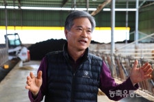 사료 레시피의 마법 한우 입맛 저격 사료에도 셰프가 있다···김영길 아침목장 대표