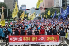피해는 농민만...축산 궤멸 서울역서 축농가 오열