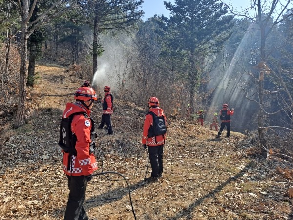 무주 산불, 주택에서 발화해 야산으로 확산... 대피 조치 및 진화 작업 집중 (총 73자)