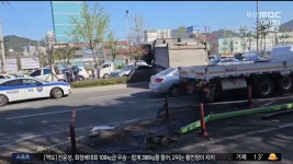 부산 괘법동에서 덤프트럭, 중앙분리대 돌진