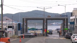 감천항 부두 정박된 외국 선박 화재..27명 대피