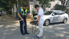 우산지구대, 야광지팡이 나눔·사고예방 교육