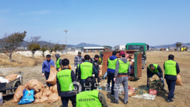 재목신안군청년회 증도면해수욕장 정화활동