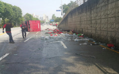 음료 실은 화물차 도로에 꽈당