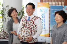 임산부 체험하는 김영록 전남지사