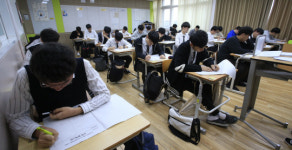 수능 마지막 모의고사 문제 푸는 학생들