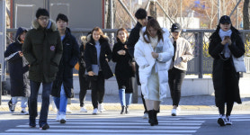 추위 속 길 재촉하는 시민들
