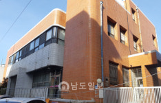 진도우체국 구청사 5년째 방치…시가지 흉물 전락