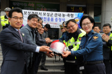 보성군 6개 농·축협 고령운전자 안전모 전달