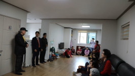 이장호 영화감독 지산2동 어르신 쉼터 방문