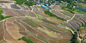 지리 산자락의 전남 구례군 산동면 사포마을 다랭이논 전경.