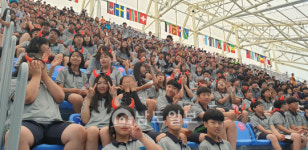 세계수영대회 관중석에 이색 응원도구 눈길