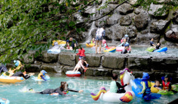 폭염속 북적이는 제암산휴양림