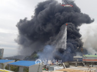 (여수 가구공장 화재 2보) 소방차 접근 어려워 헬기로 진화작업 중