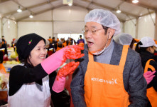 이용섭 시장, 빛고을 사랑나눔 김장대전 참석…김치 맛은…