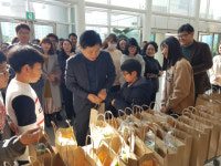 지역 특산물로 학교 알리는 섬마을 초등생들 눈길