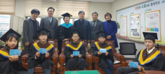 마을 어른들이 초등학교 졸업생들에 통장 선물…훈훈한 졸업식