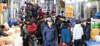 설 앞두고 북적이는 광주 북구 말바우시장