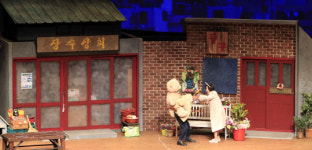 <공연 리뷰> 연극 장수상회... 달달한 황혼 로맨스, 가족의 의미를 묻다