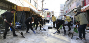 광주 북구, 얼어붙은 이면도로 제설작업