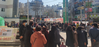 마스크 공급 농협하나로마트 앞 끝없는 대기줄